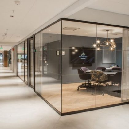 Vách kính cường lực vẫn tạo ra không gian làm việc yên tĩnh nhưng nâng cao được tính thẩm mỹ cho không gian